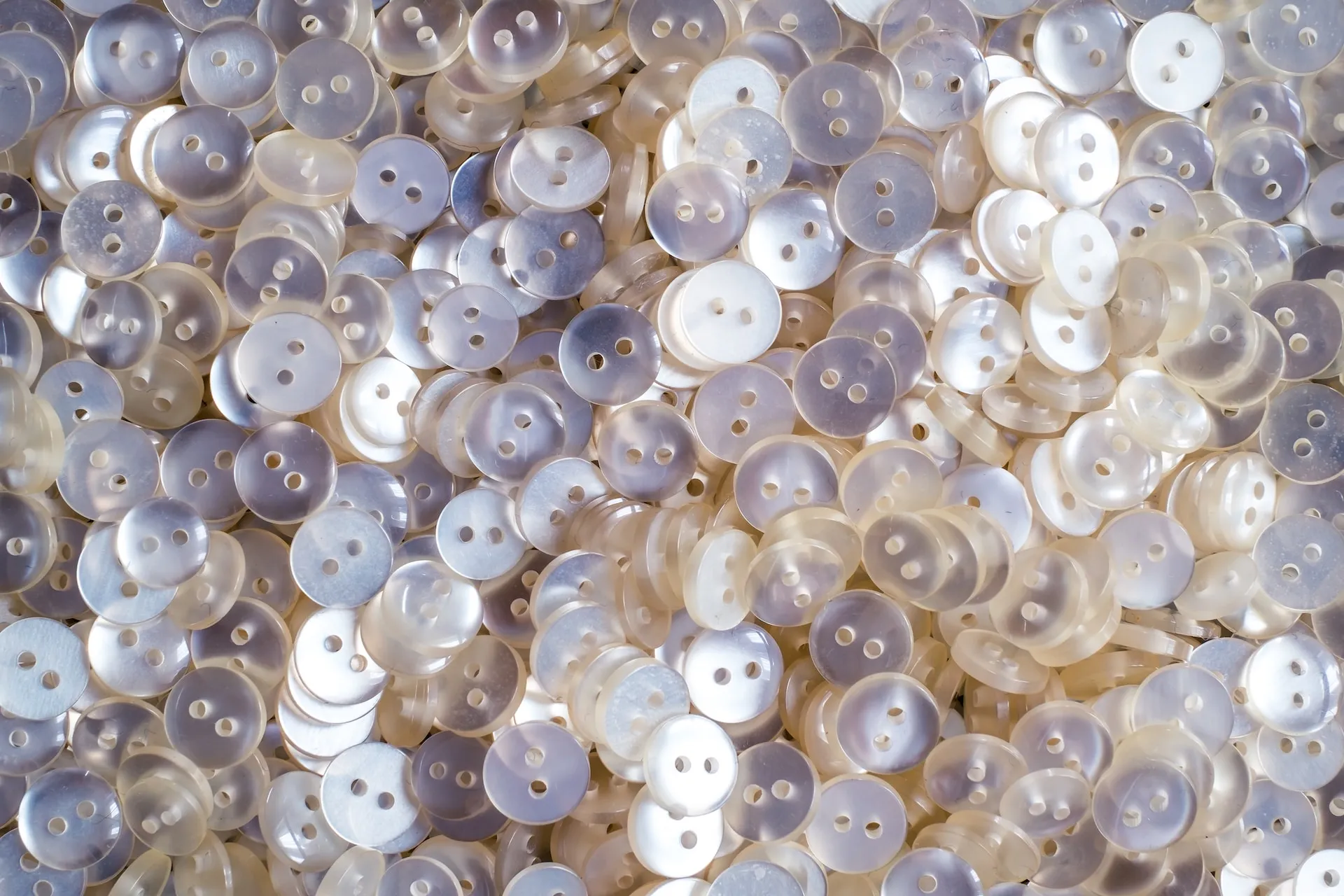 Mengenal Jenis Bahan Kancing: Polyester, Resin, dan Logam